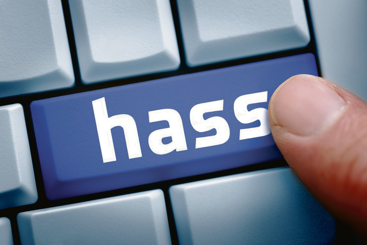 Sich hinter einem anonymen Profil zu verstecken und im Internet Hass zu verbreiten, scheint für gewisse Menschen ein Kavaliersdelikt zu sein. Ob sie sich getrauen würden, jemandem das Gleiche ins Gesicht zu sagen, bleibt fraglich. (Bild Keystone/Chromorange/Christian Ohde)