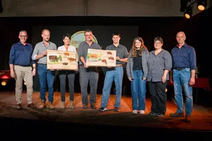 Zwei Kuhfamilien, mit vier Generationen 100 000er-Kühe, von Beat Dürrenmatt (zweiter v. l.) und von Hansruedi Mast (vierter v. l.) wurden vom Swissherdbook-Präsidenten Adrian Weber (r.) und vom Direktor Michel Geinoz (l.) geehrt.