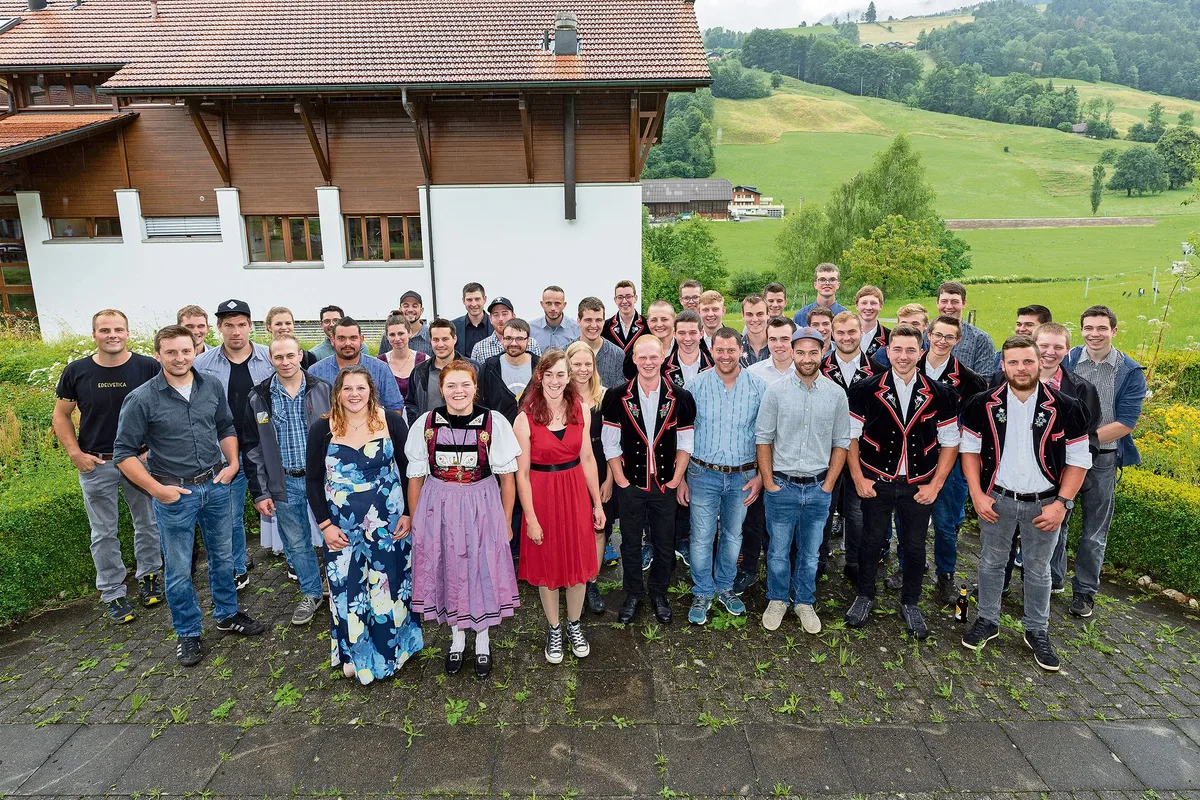 9dca83660409f269a9f214c73bd6af63e3e4a892 Die strahlenden jungen Männer und Frauen haben ihre Ausbildung als Landwirt/in EFZ am BBZN Schüpfheim abgeschlossen. (Bild BBZN Schüpfheim)