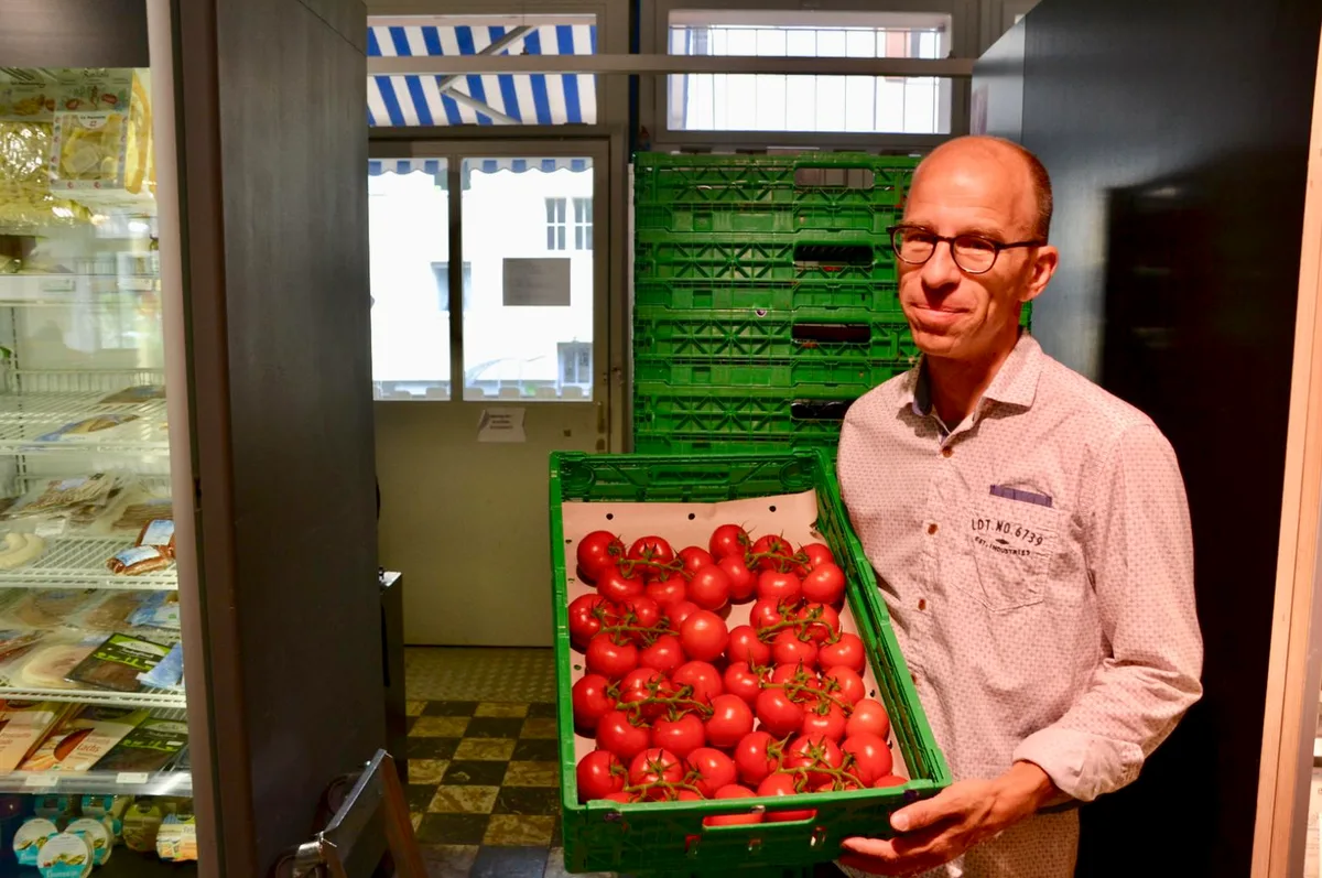 71c346931173a35a0fd96af0614528d363d8edda Der Betreiber des Lorraineladens Lola, Daniel König, zeigt die absolut intakten Tomaten. (Bilder Debora Moos)