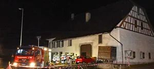 Die Gründe für den Schwelbrand sind noch unbekannt. Einige Hühner kamen dabei um, Personen wurden keine verletzt.