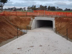 Es dauerte eine Weile, bis alles Nötige beisammen war und die Unterführung erstellt werden konnte. Jetzt führt ein komfortabler Tunnel durch die rote Erde und unter der Strasse hindurch.