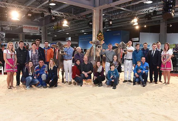 705ece155dc473d0dfd6820cb058448f175dc3f0 Vize-Grand Champion Schamaun BS Salomon Salome, Florian und Silvia Schamaun, Davos Platz GR (von links); Grand Champion Manser’s Joe Hanna, Bruno Manser, Muolen SG und die Ehrenerwähnung Salomon Sarina, Guido Bucheli, Segnas GR. (Bild zVg)
