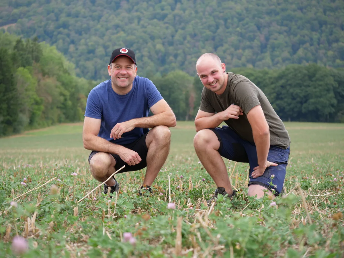 Portrait Nicolas Pavillar und Tanguy Für Nicolas Pavillard (links), einen der drei Betriebsleitenden der Fruchtfolgegemeinschaft, und Tanguy Gander, Fruchtfolgechef, sind Untersaaten fester Bestandteil der Bodengesundheit.