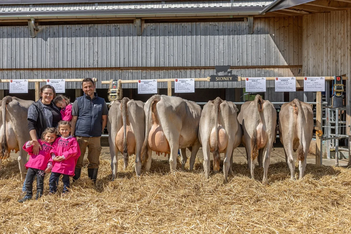 Bild_1_Gabriela_und_Christian_Schönbächler_ Familie Schönbächler aus Einsiedeln präsentierte gleich vier Braunvieh Zuchtfamilien