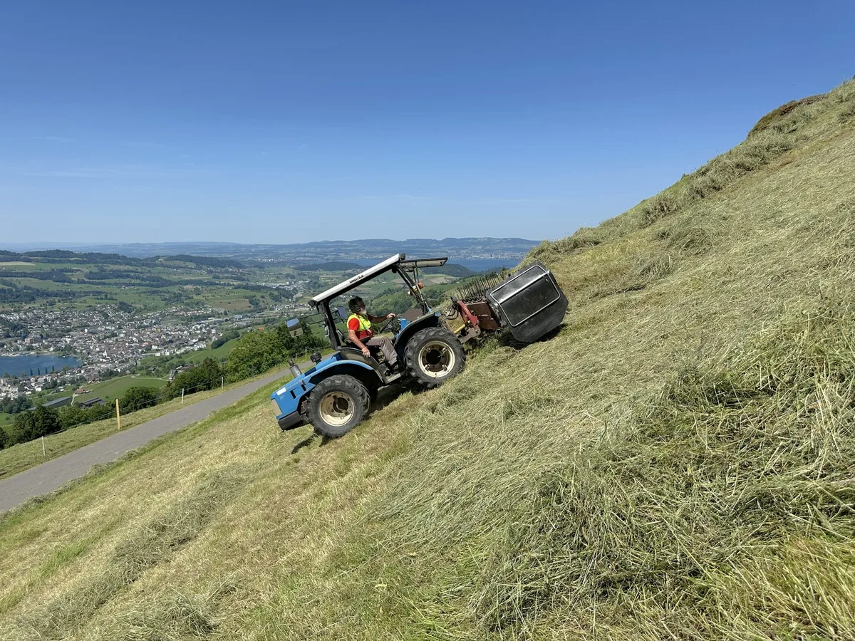 Wetterschmöcker und Landwirt Karl Hediger lag goldrichtig – jetzt läuft die Heuernte auf Hochtouren