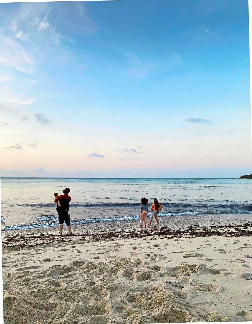 916de7bbb5ea072c71479be0ccf53b9f535f7f18af5142147fe625d6513f3ad6 Ozean und Strand liegen nur wenige Autominuten vom Haus von Familie Besson entfernt. Im Winter bleibt mehr Zeit für gemeinsame Aktivitäten.