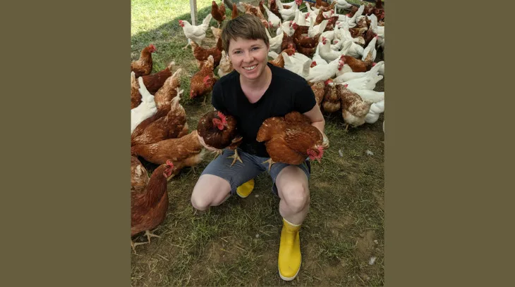 8792f5f1ed7ff549c622377ef270578097289202 Sonja Hallauer liebt ihre Hühner. Die Tiere leben im Hühnermobil auf dem freien Feld. Im Hofladen verkauft sie neben Eiern auch selbstgemachte Meringues und Teigwarenprodukte. (Bild Marianne Stamm)