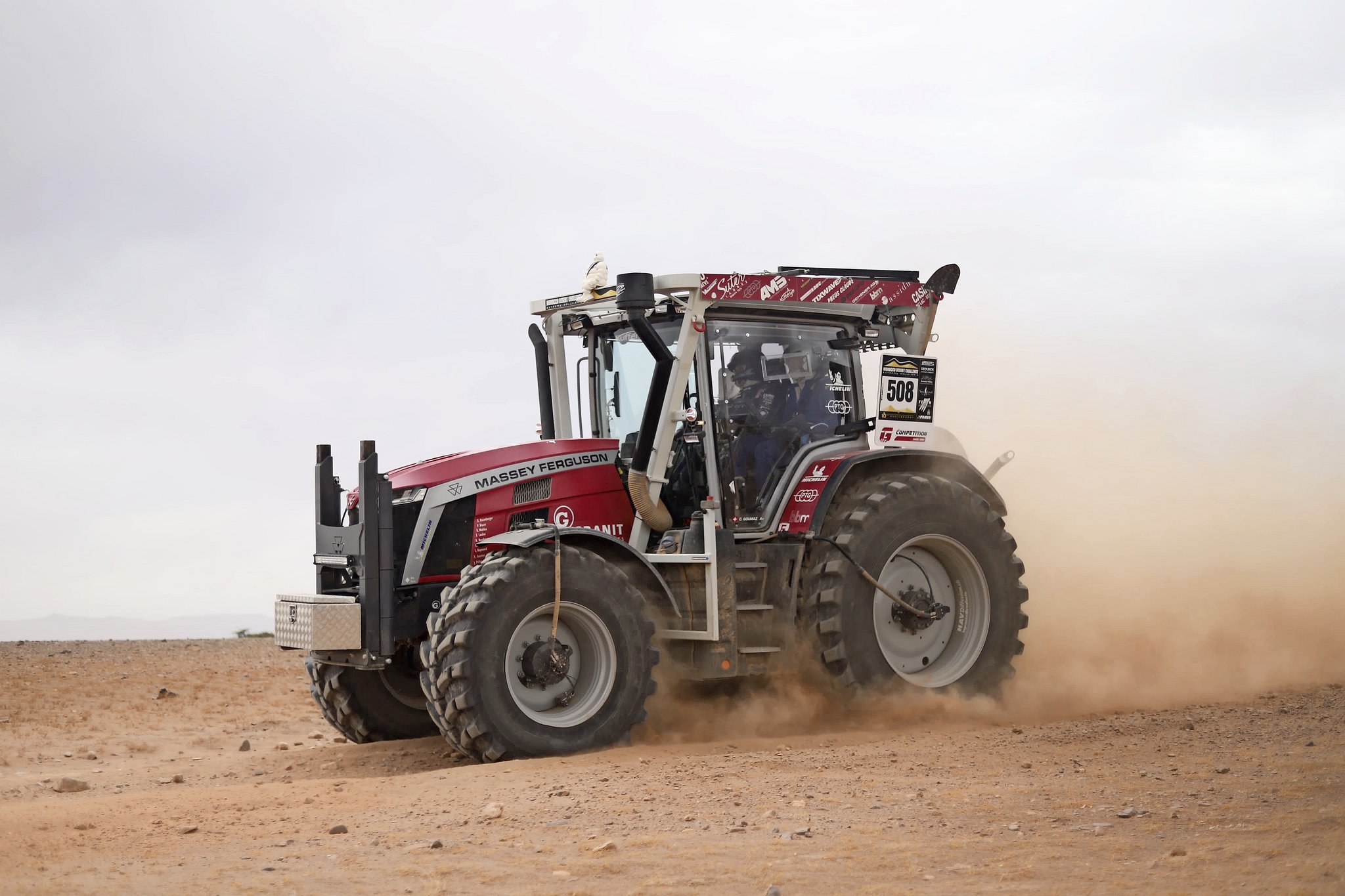 Traktor fährt mit 80 km/h durch die Wüste Marokkos