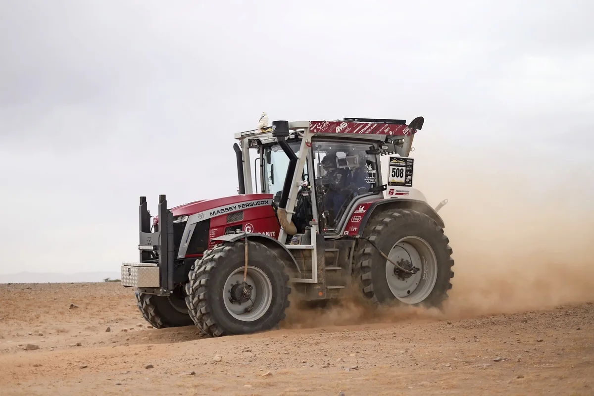 DG25_06_LT6_Bild01a__1_ Traktor fährt mit 80 km/h durch die Wüste Marokkos
