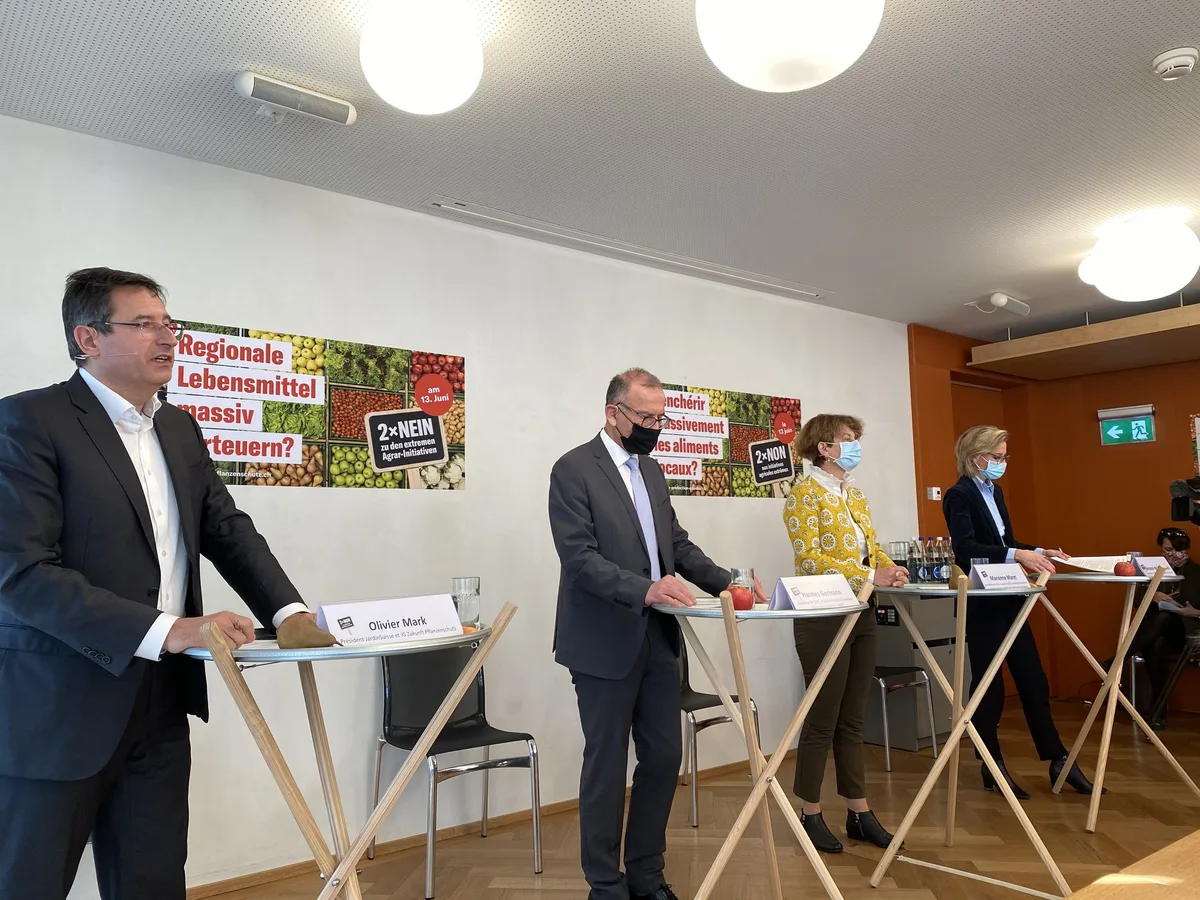 992c98a5476b66a59694bc0b2ff7815fdc3bd08c Ein paar Mitstreitende der IG Zukunft Pflanzenschutz: Olivier Mark, Präsident Jardin Suisse, Ständerat Hannes Germann (SVP/SH), Präsident der Gemüseproduzenten, Ständerätinnen Marianne Maret (Die Mitte/VS), die den Weinbau vertritt, und Simone de Montmollin (FDP/GE), die den Schweizer Obstverband vertritt. (Bild jw)