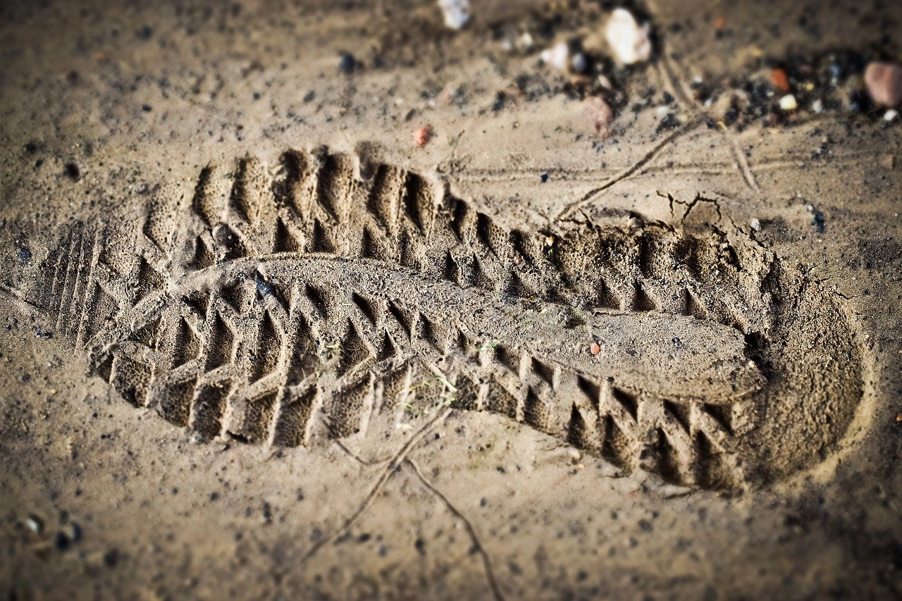 Schweizerinnen und Schweizer leben auf zu grossen Fuss. Wie stark die Corona-Krise den durchschnittlichen ökologischen Fussabdruck verkleinert hat, werde sich erst in drei Jahren zeigen. (Bild MichaelGaida / Pixabay)