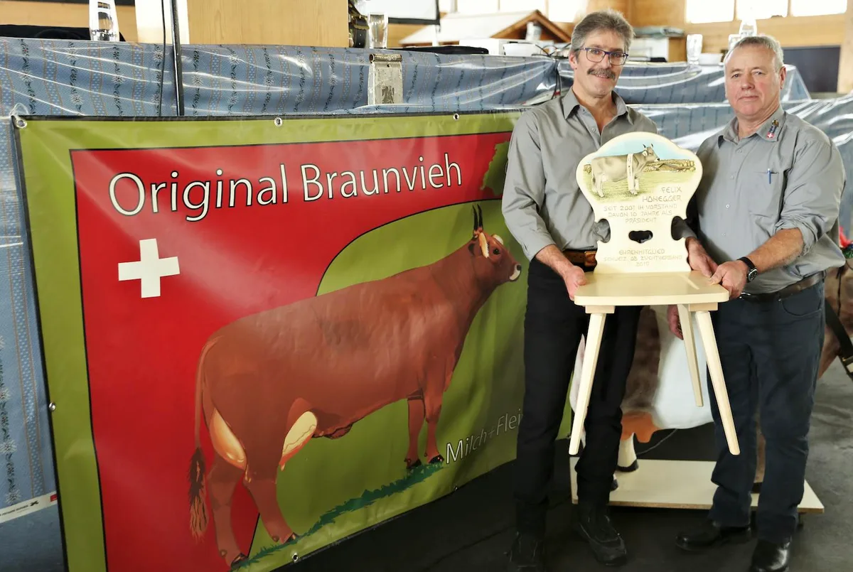 3b42fb57ea37ab8e59723bb8822a48a43e78f0fa Wechsel auf dem Chef-Sessel beim Schweizerischen Original Braunviehzuchtverband: Andreas Anderegg (rechts) übernimmt von Felix Honegger. (Bild Reto Betschart)