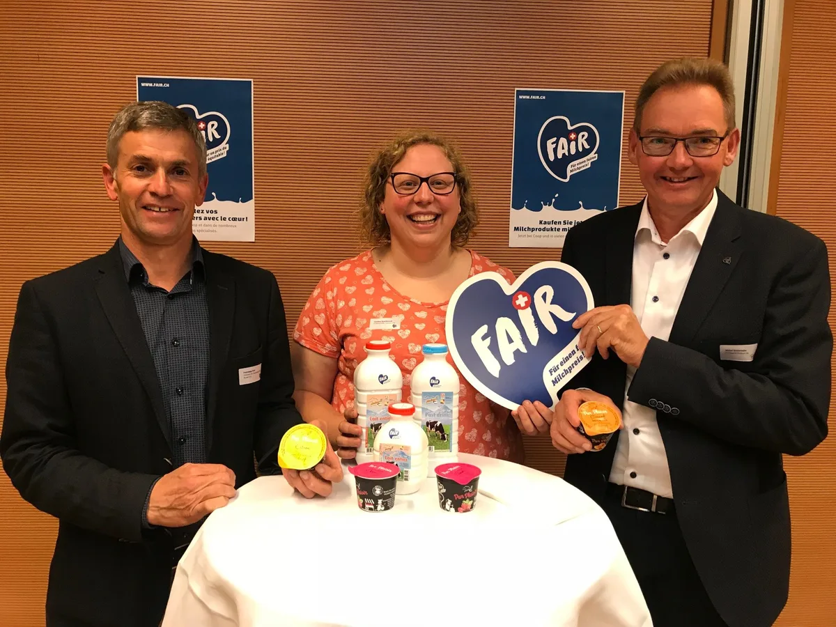 12ec71ecdf311049408436f66c14164547bb9027 Die Produzenten Franzsepp Erni aus Ruswil LU und Caroline Quartenoud aus Treyvaux FR sowie Käser Michel Grossrieder aus Orsonnens FR präsentieren die ersten "Fair"-Produkte. (Bild akr)