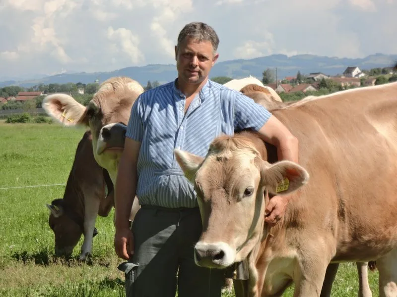 b2f30f6b7cfa29e3b62b79b0b3b7b75832574fd2 Roland Brander ist gelernter Zimmermann. und Landwirt. Er tritt die Nachfolge von Hansjürg Altwegg an. (Bild Braunvieh Schweiz)