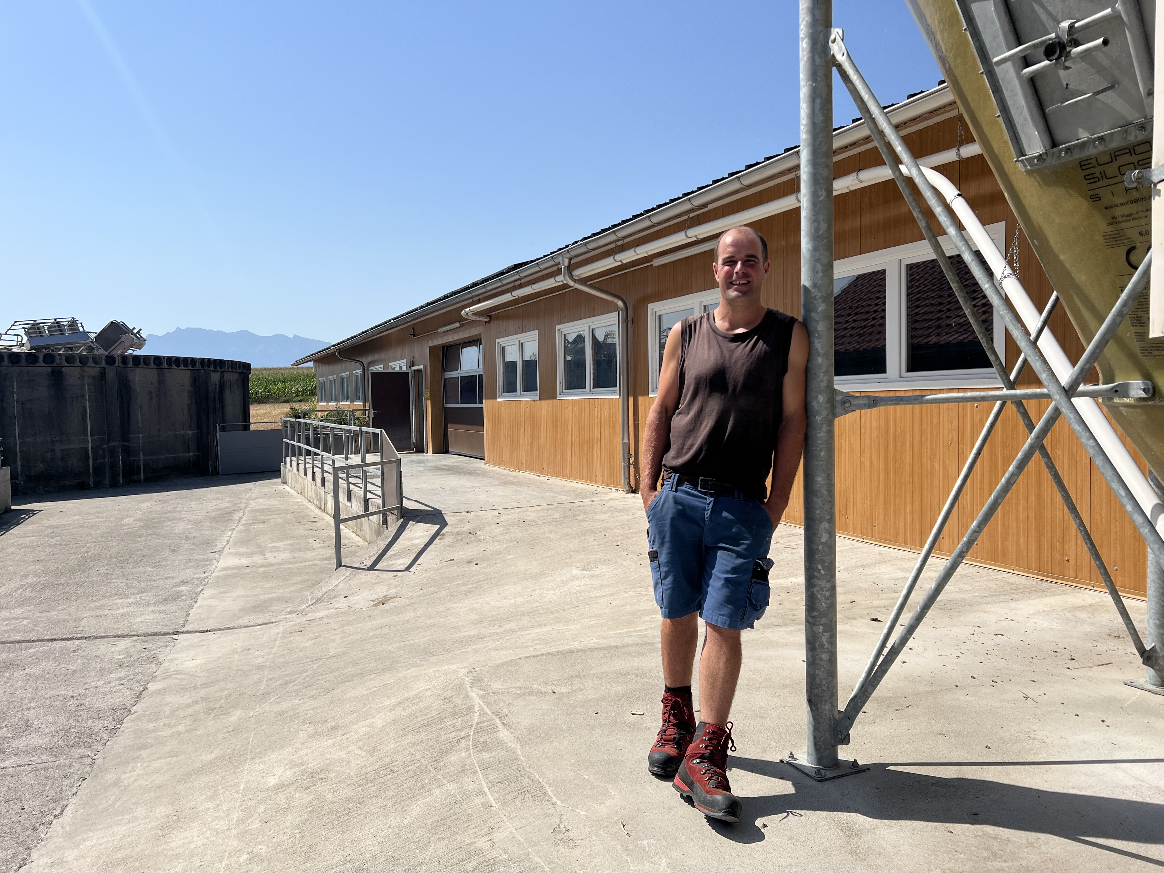 Der Luzerner Schweineproduzent Michael Balmer vor seinem 2021 gebauten Stall für 120 Muttersauen.