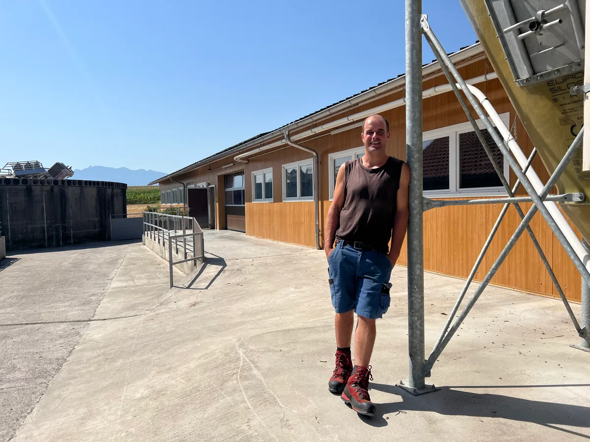 Michael Balmer vor Betrieb Der Luzerner Schweineproduzent Michael Balmer vor seinem 2021 gebauten Stall für 120 Muttersauen.