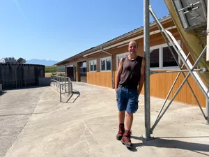 Der Luzerner Schweineproduzent Michael Balmer vor seinem 2021 gebauten Stall für 120 Muttersauen.