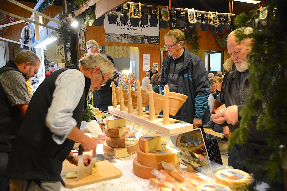bdfab0c988094f926bc9368b04b13f69d4fce0b5 Am Stand der Musenalp, Niederrickenbach, wurde fleissig eingekauft. (Bilder Andrea Gysin)