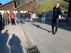 Bei Schächten ist zu beachten, wohin diese entwässern. Raphael Müller zeigt Beispiele auf dem Betrieb des LZ Liebegg. (Bilder js)