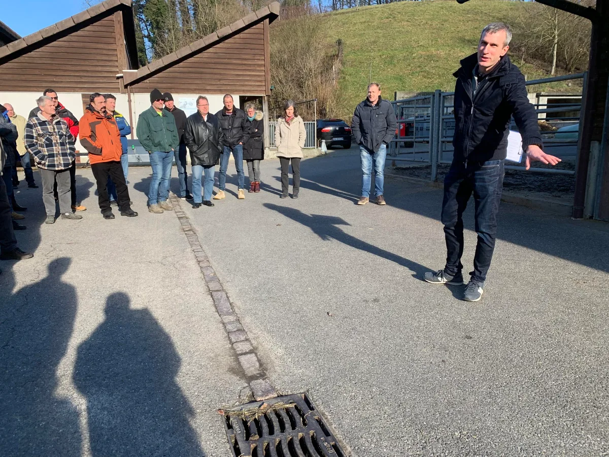 1f57922a1abf2569c4a853b945b31ea800341b83 Bei Schächten ist zu beachten, wohin diese entwässern. Raphael Müller zeigt Beispiele auf dem Betrieb des LZ Liebegg. (Bilder js)
