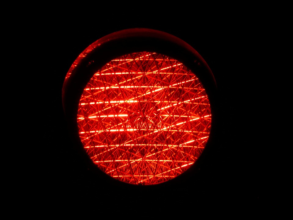 Rot soll das Licht für Betriebe und Tierärzte leuchten, die viel Antibiotika einsetzen oder verschreiben. (Symbolbild Pixabay)