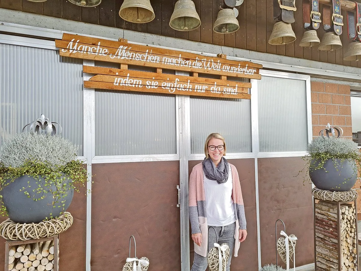 d6d23ef657792ff327787199abc5e6221220e8cd Yvonne Ettlin ist voller Begeisterung Mutter, Floristin und Bäuerin. Das Hofgastro bereitet ihr sehr viel Freude. Die Dekorationen mache sie selber.(Bild Franziska Jurt)