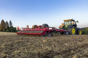 Horsch hat es sich zur Aufgabe gemacht, technische und digitale Lösungen für den modernen Ackerbau zu entwickeln. Die Anfänge lagen in der Sätechnik, heute werden u.a. auch Geräte für die Bodenbearbeitung vertrieben. Zum Beispiel dieser Universalgrubber.