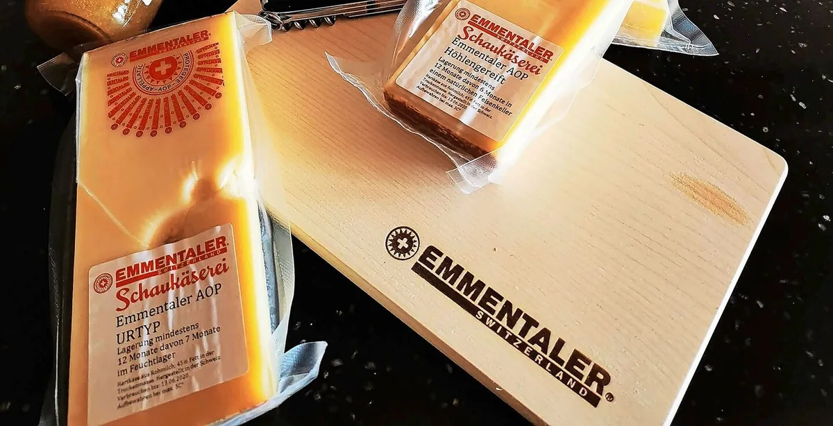 f48946c204a2ba83fa61d63615ef5ad7122afdb58d9a34d2de7410892309a6f8 Käse aus der Emmentaler Schaukäserei wird es bald nicht mehr geben. Eine Investition in die veraltete Anlage lohne sich nicht mehr und die Fabrikation sei defizitär, wird der Schritt begründet.