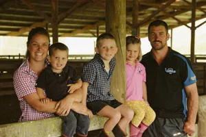Samuel Weber mit seiner Frau Laura und den drei Kindern auf der Farm in Neuseeland.