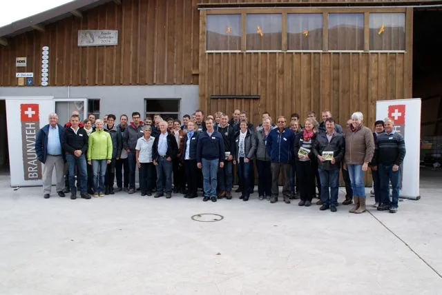 cb55abdf26be0b9fe8e99c7770f4adb8a3d7e418 Alle Betriebsleiter die von Braunvieh Schweiz geehrt wurden. (Bild Michael Götz)