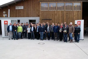 Alle Betriebsleiter die von Braunvieh Schweiz geehrt wurden. (Bild Michael Götz)