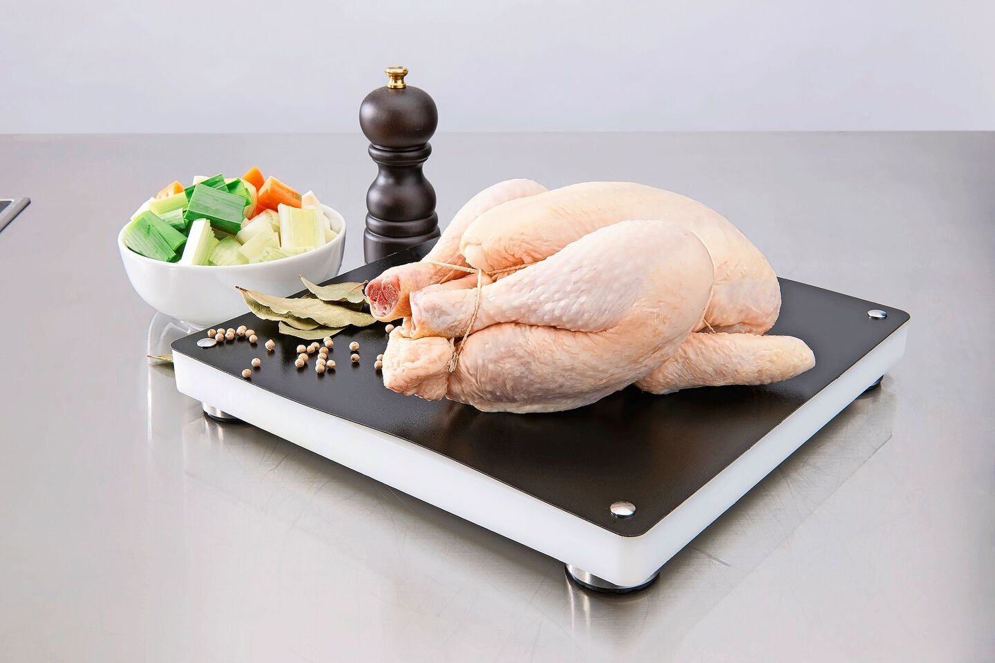 Der Hunger der Schweizerinnen und Schweizer auf Geflügel ist gross. Importe sind gefragt, da es Neubauten von Geflügelhallen hierzulande politisch schwer haben.