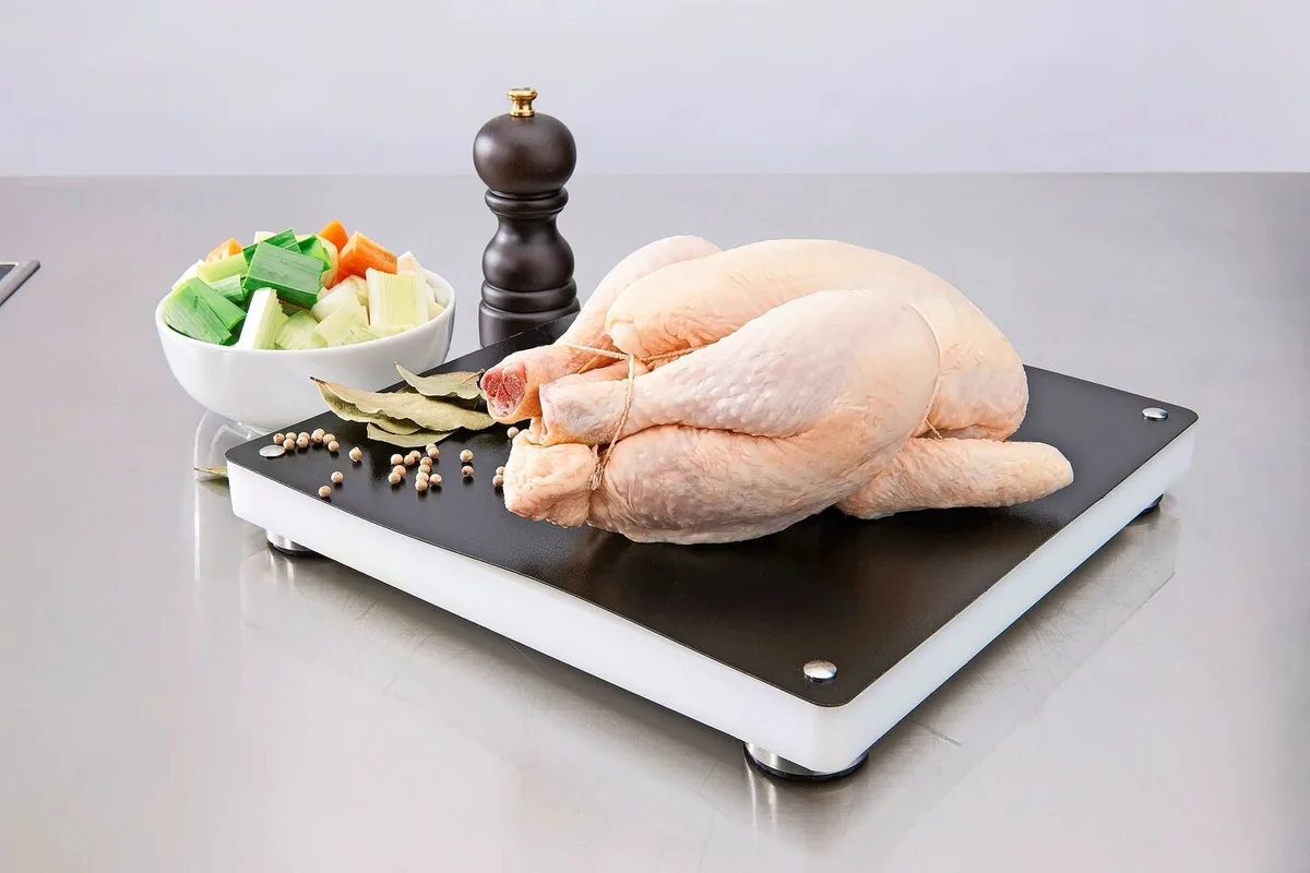 8b99f20e2a3eaf1ea4d335715c3f1d581e21a9779ed6553e7d59965ff87c8d68 Der Hunger der Schweizerinnen und Schweizer auf Geflügel ist gross. Importe sind gefragt, da es Neubauten von Geflügelhallen hierzulande politisch schwer haben.