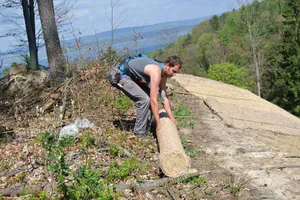 Das Holzwolle-Vlies als Erosionsschutz lässt sich laut Medienmitteilung leicht ab Rolle verlegen. (Bilder zVg)