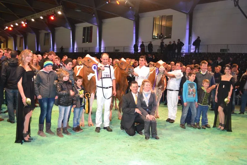 8a15837655c136d9f7b0f6dbf8f852d347b02033 Senior Champion (rechts): Plattery Savard Rénita, Christian Menoud, Romanens / Reserve Senior Champion (links): Nilson Minnifée, Niklaus Krebs, Burgistein / Mention Honorable (Mitte): La Waebera Glacier Oceanie, La Waebera, Le Mouret