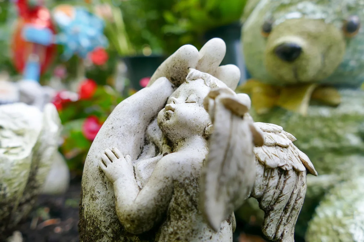 dominic_winkel-angel-4372989_1920.jpg Ob ein Kind während der Schwangerschaft, der Geburt, gleich danach oder auch später stirbt – für die verwaisten Eltern bricht immer eine Welt zusammen.