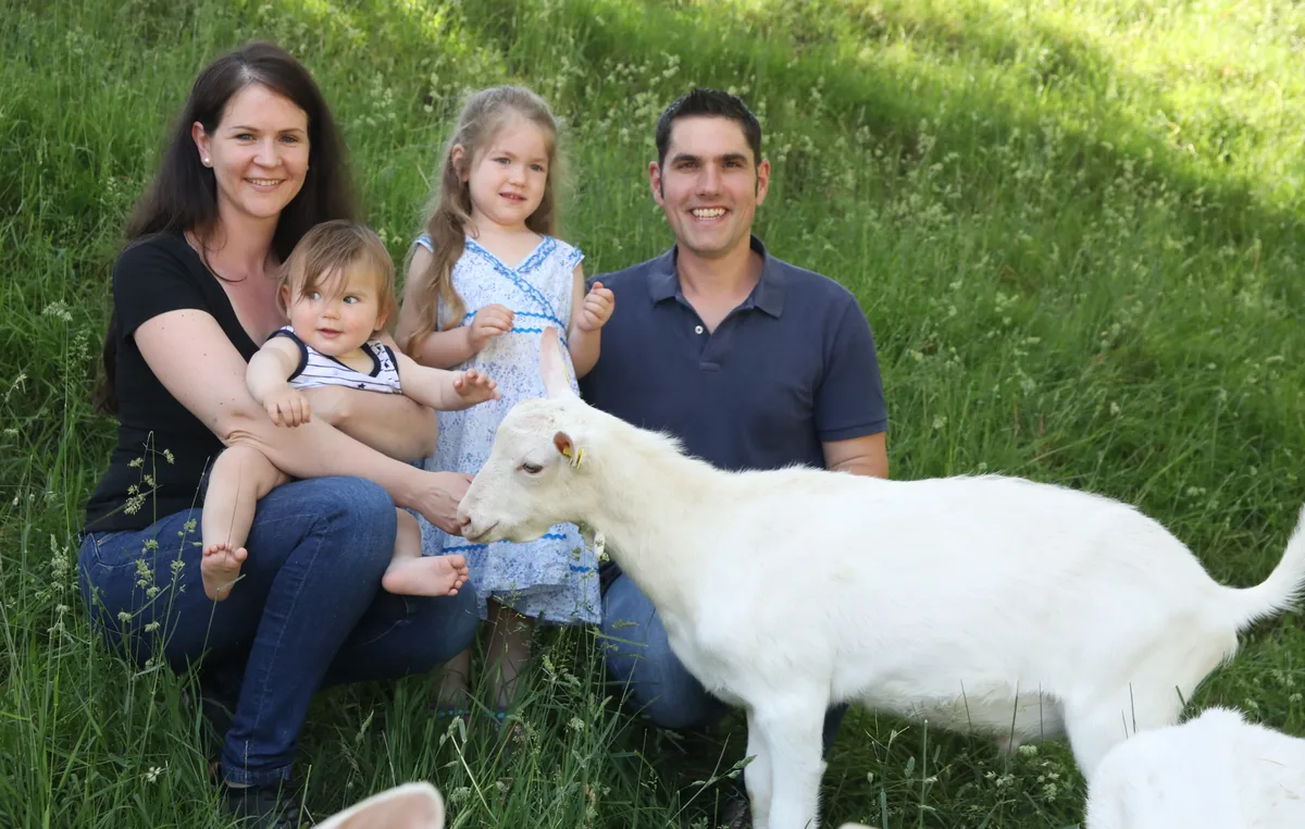 01.JPG Hansueli und Tatjana Amport mit den Kindern Emma und Manuel. Sie schwärmen für die Ziegenzucht.