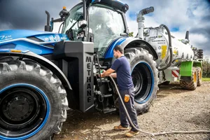 Bei diesem Traktor von New Holland lassen sich rund 200 kg flüssiges Methan und somit genügend Energie für länger dauernde Einsätze mitführen.