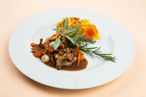 Schweinsgeschnetzeltes Jäger Art mit Rösti. (Bild SRF/ Ueli Christoffel)