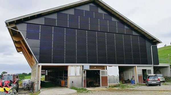 Photovoltaikanlagen (PV-Anlagen) an Fassaden können im Winterhalbjahr mindestens 40 % Strom erzeugen, mehr als es mit PV-Anlagen auf dem Dach möglich ist. Im Bild eine Fassadenanlage am Stall eines Betriebes in Schwanden, Oberhelfenschwil GL.