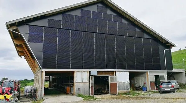 Photovoltaikanlagen (PV-Anlagen) an Fassaden können im Winterhalbjahr mindestens 40 % Strom erzeugen, mehr als es mit PV-Anlagen auf dem Dach möglich ist. Im Bild eine Fassadenanlage am Stall eines Betriebes in Schwanden, Oberhelfenschwil GL.