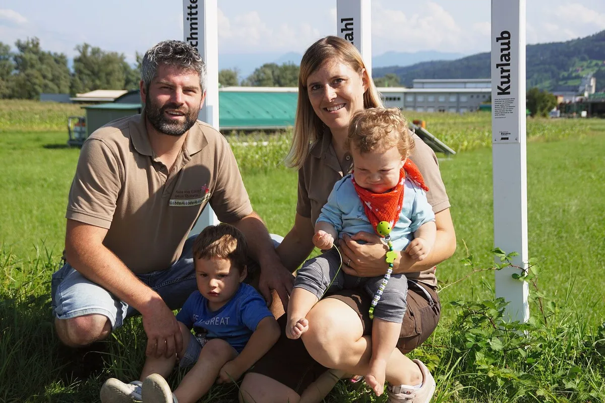 Michel und Jennifer Bischof mit Matthias und Severin. Im Hintergrund sind die Lockpfosten und der mobile Mastpouletstall.