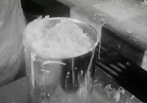 Beim händischen Abfüllen geht es fast nicht ohne Kleckern. Entsprechend verklebt treten die Büchsen ihre Reise durch die Produktionsstrasse an.