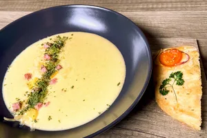 Als Vorspeise serviert Milena Knutti eine Zucchettisuppe mit Focaccia.