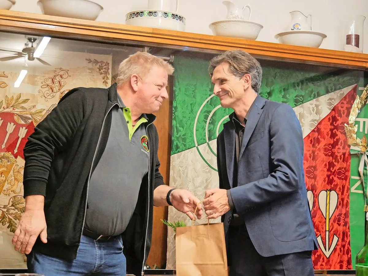 Rolf Kuhn (l.), Präsident Kommission Landtechnik Thurgau, bedankt sich bei Hartwig Stempfle, Chef Tiefbauamt, für sein Kommen und sein Referat.