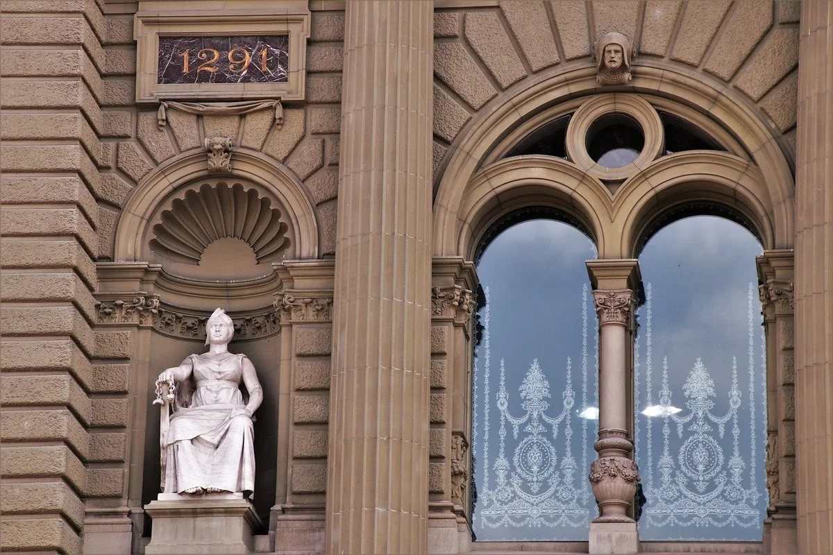 71ed22ea1425a75f34156c5f875a50af2787be34 Auf der Aussenseite des Parlamentsgebäudes gibt es schon länger Frauen. Bis sie auch im Inneren die Politik mitbestimmen konnten, dauerte es ziemlich lange. (Bild Pixabay)