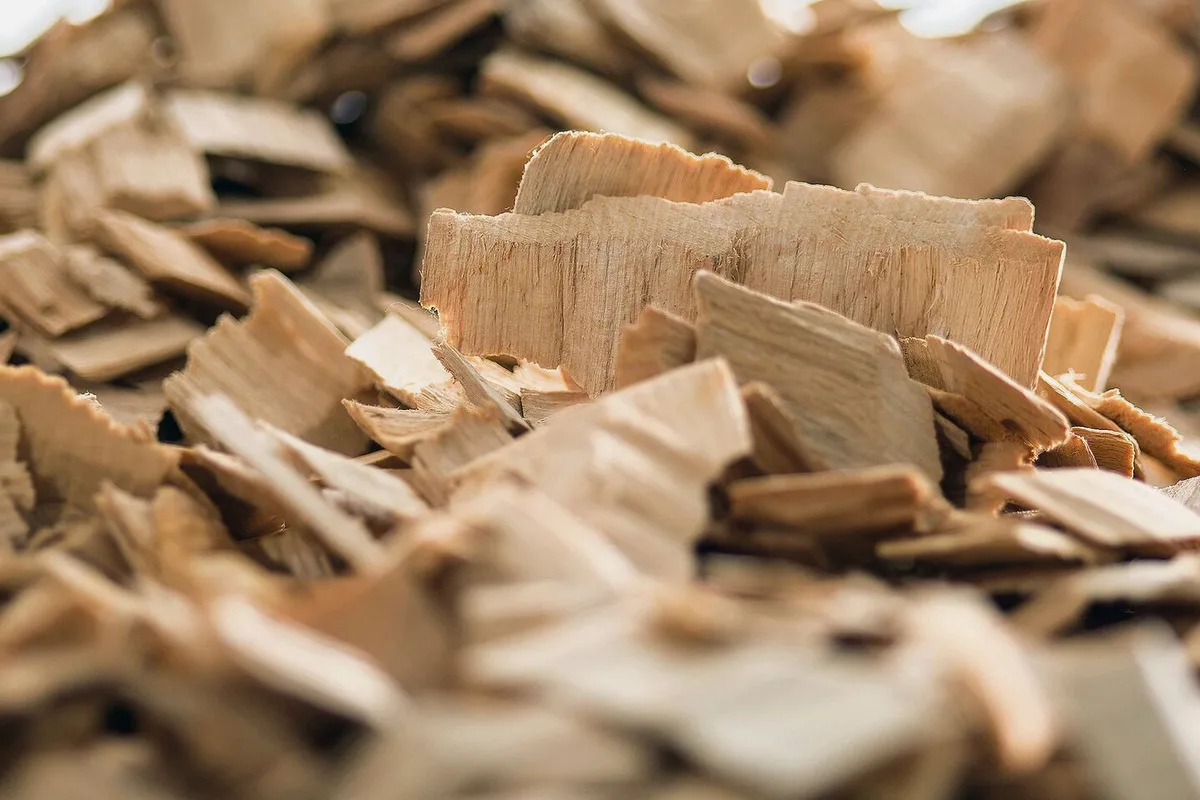 Aus Holz wird Zellstoff gewonnen. Daraus werden heute in geschlossenen Kreisläufen verschiedene Textilfasern hergestellt wie zum Beispiel Tencel, Modal oder Viskose.