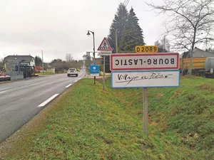 Das Ortsschild steht anlässlich der Bauernproteste auf dem Kopf: Auch die Landwirte in Bourg-Lastic haben das Vertrauen in die französische Regierung verloren.