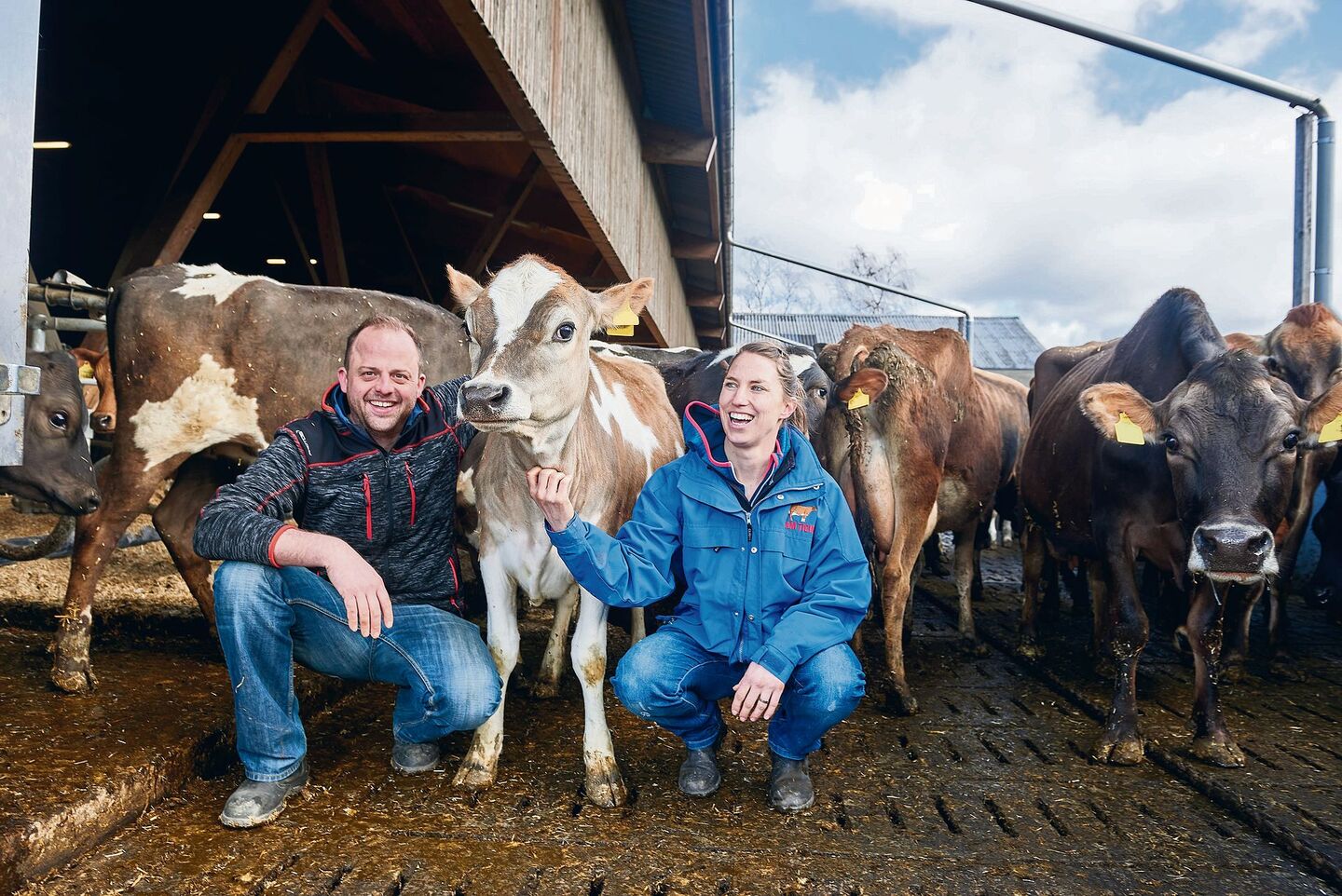 Lukas Burger, Referent am Aargauer Tierzuchtabend, und seine Frau Ana halten die Vermarktung von rund 50 000 Kilo Milch in den eigenen Händen.